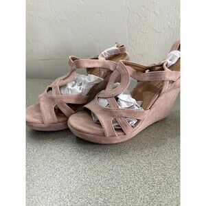 Belle Marie Women’s Wedge 4 Inch Heels Size 8 Beige/Tan New Without Box